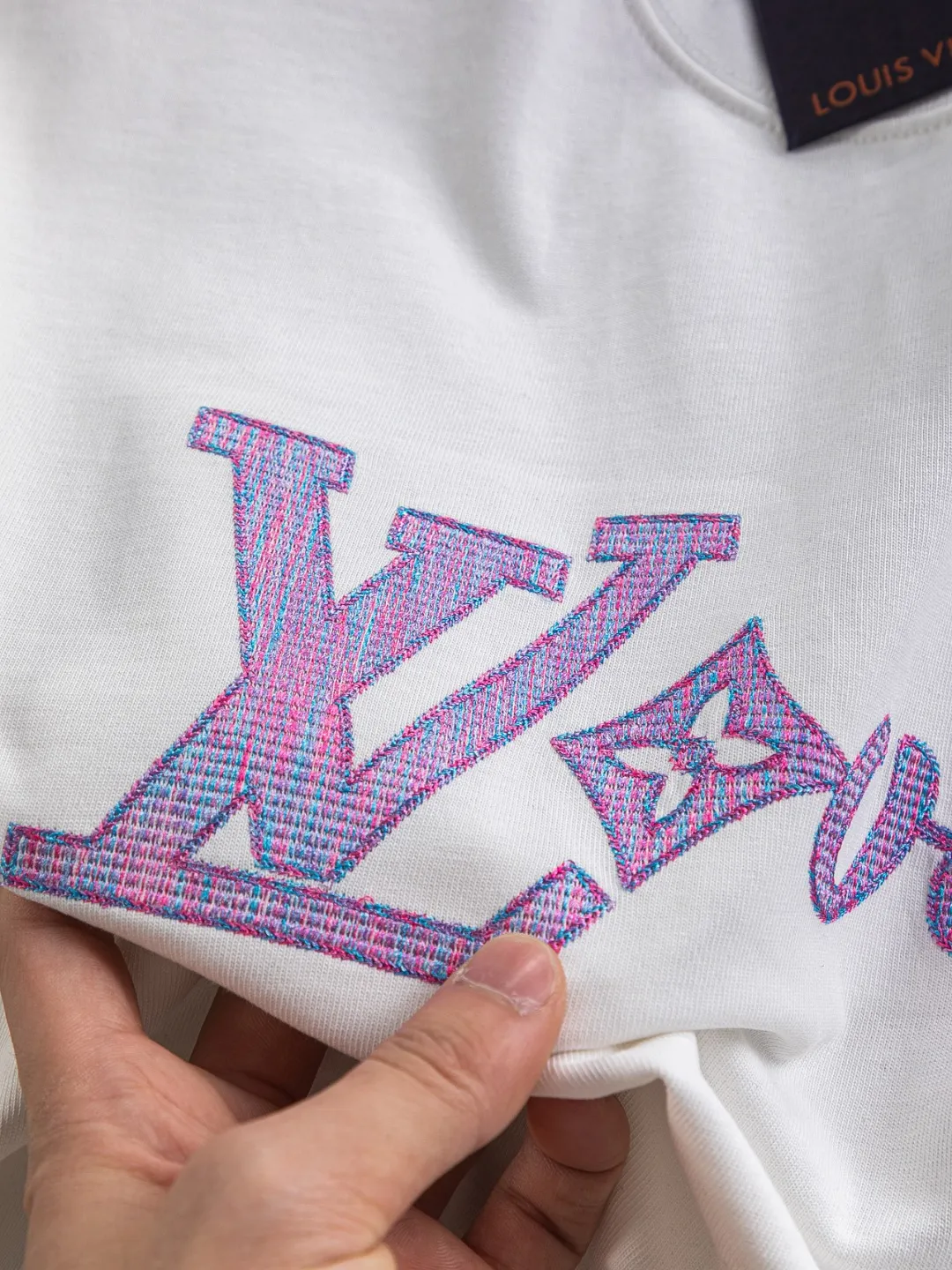 🅿️190 Louis Vuitton 1V micro-wide version S-Xl LV 25ss new product counters are on the shelves at the same time. Colorful purple letter design embroidery. Letter embroidery round neck short-sleeved T-shirt, same style for men and women! Synchronized with the official website, pure cotton fabrics at the counter! It is close to the skin and comfortable, durable and easy to wear. It has a classic and simple logo design and meticulous original craftsmanship. Short-sleeves, a must-have item for men, do not appear to be the same for the general public, but must be unique and eye-catching. This LV short-sleeve is all about quality, comfort, the same shape and fashion as always, including fabrics and cutting techniques. All of them have been made with great effort! 320 grams of washed pure cotton fabric, pure cotton is breathable, very refreshing and comfortable for daily wear. The rib knitting on the neckline is smooth and tight, and the neckline will not be skewed if you toss it at will. The loose version, you will find that it looks really good on the upper body. The overall is minimalist and neat, super versatile for daily use! Pair it casually with a pair of pants for a youthful look. A T-shirt will make your outfit crazy. It is a fashionable item that can never go wrong! Black, white, size: S-XL Size chart: S: Shoulder width 50-Bust 54-Length 70 M: Shoulder width 52-Bust 56.5-Length 72 L: Shoulder width 54-Bust 59-Length 74 XL: Shoulder width 56-Bust 61.5-Length 76